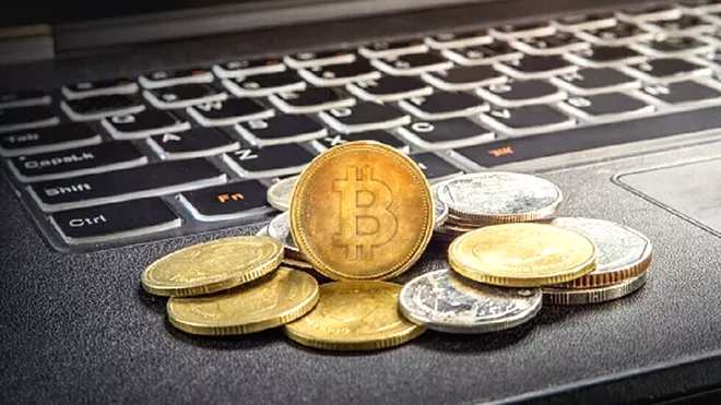 ​عملة "بيتكوين" تتراجع وتتجه إلى أدنى مستوى منذ نحو عام